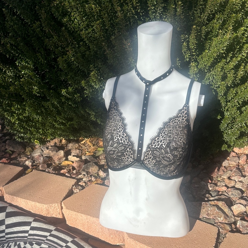 Victoria's Secret faux leather demi bra 32DDD w/pearl-studded choker strap-new